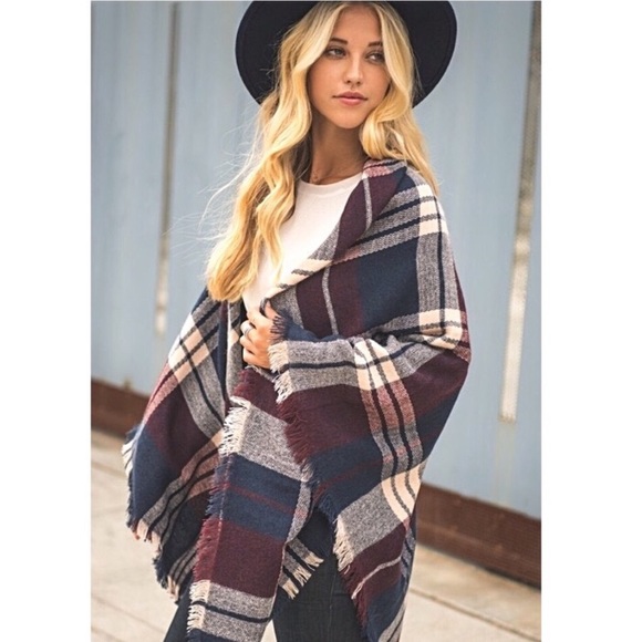 ‼️LAST ONE ‼️Blanket Scarf Ruana Shawl. - Picture 2 of 3